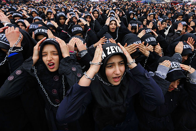 Turkish Shi'ite women mourn during an Ashura procession in Istanbul
