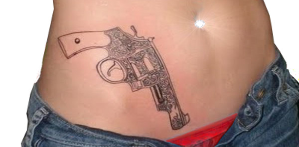 ragazza-tatuata-con-una-pistola