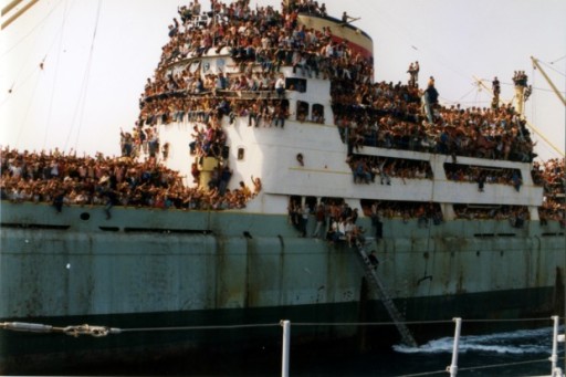albania-1991-refugees-boat-full