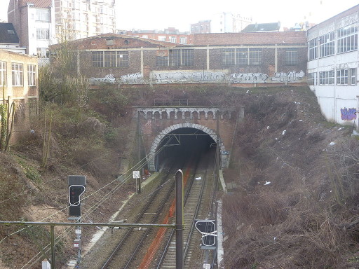 1024px-Schaerbeek-Tunnel_ferroviaire_du_Cinquantenaire-Nord-001